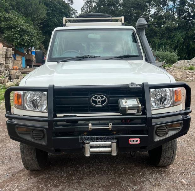 Toyota Land Cruiser 2016 White