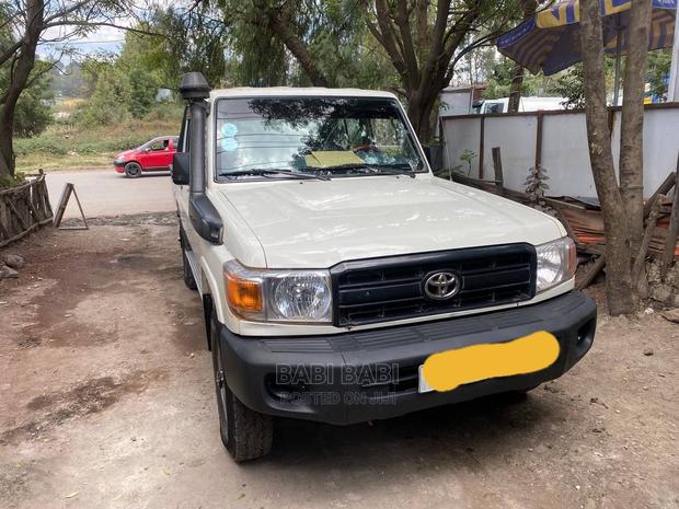 Toyota Land Cruiser 2017 White