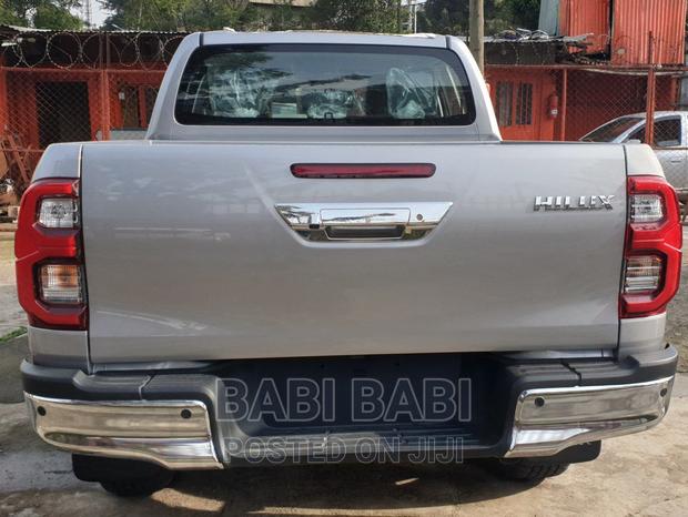 New Toyota Hilux 2022 Silver