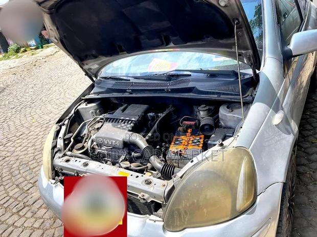 Toyota Vitz 2002 Silver
