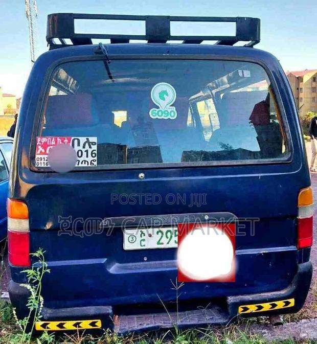 Toyota HiAce 2000 Blue