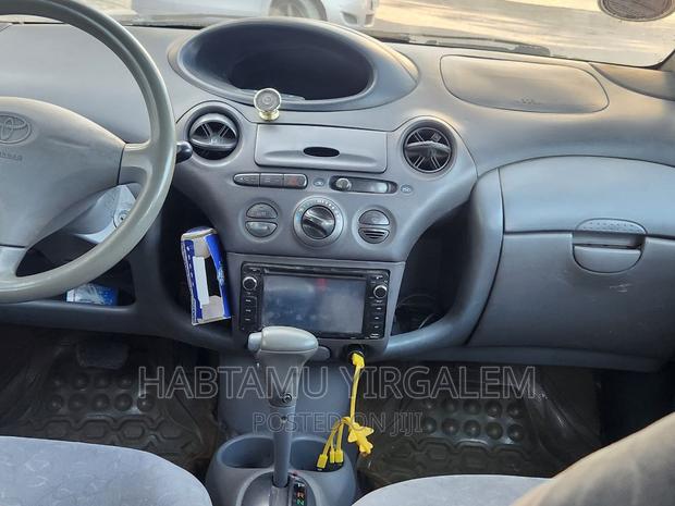 Toyota Vitz 2001 Gray