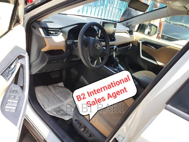 Toyota RAV4 2021 White