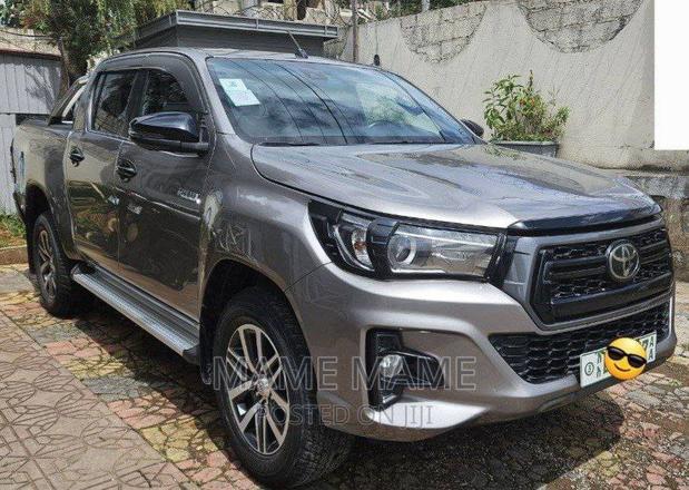 Toyota Hilux 2020 Gray