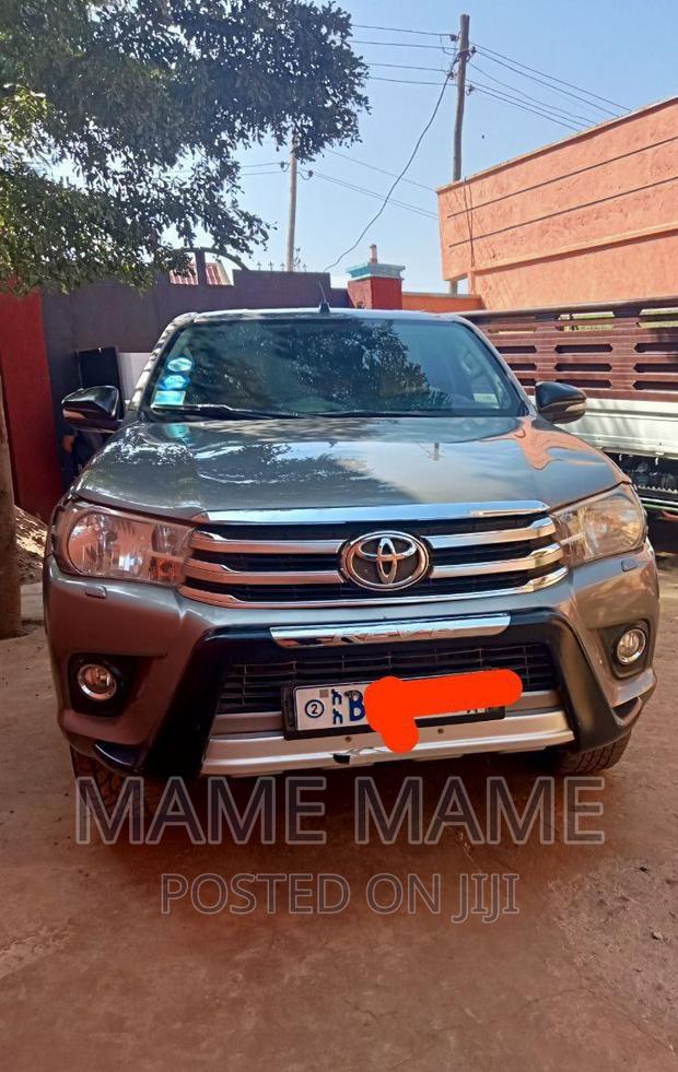 Toyota Hilux 2016 Gray