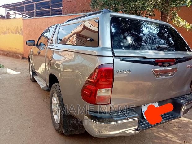 Toyota Hilux 2016 Gray