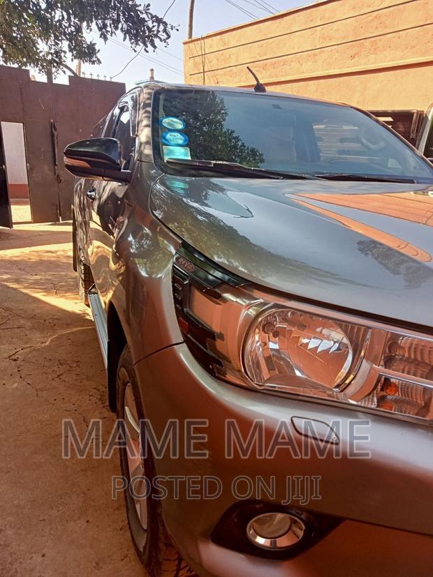 Toyota Hilux 2016 Gray