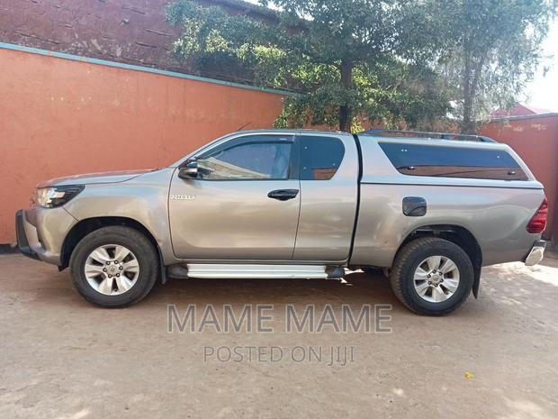 Toyota Hilux 2016 Gray