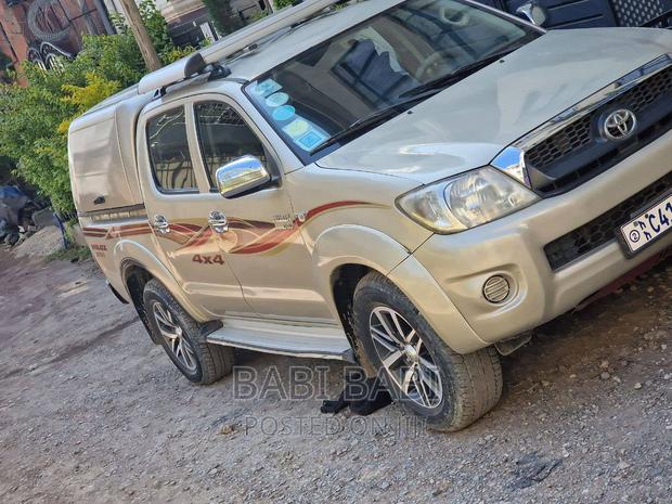 Toyota Hilux 2010 Gold