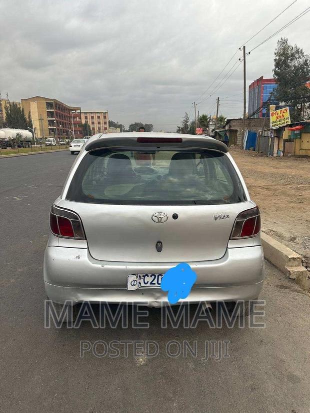 Toyota Vitz 2000 Silver