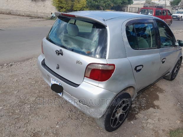 Toyota Vitz 2001 Silver