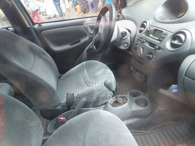 Toyota Vitz 2000 Silver
