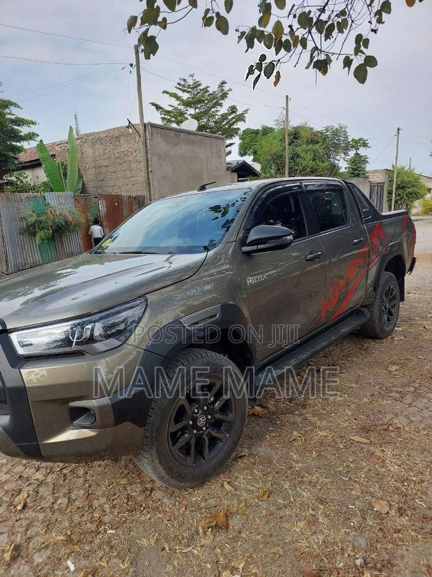 New Toyota Hilux 2023 Gray