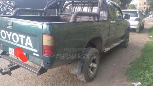 Toyota Hilux 2000 Green