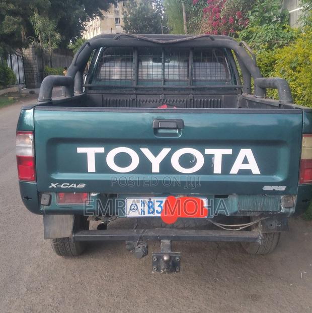 Toyota Hilux 2000 Green
