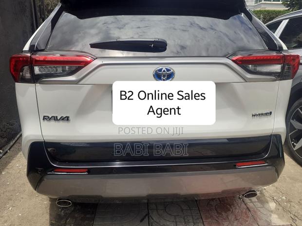 Toyota RAV4 2021 White
