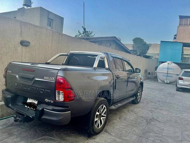 Toyota Hilux 2020 Gold