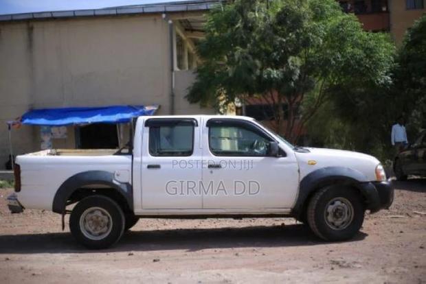 Nissan Pick-Up 2005 White