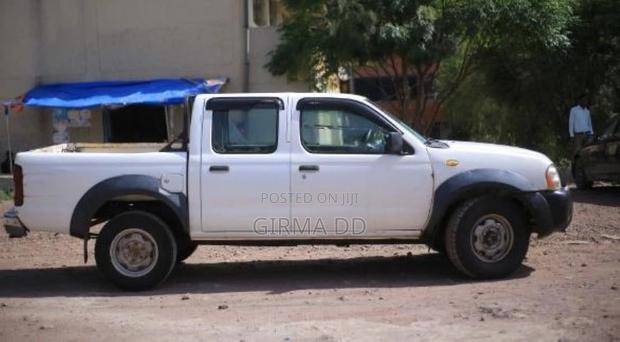 Nissan Pick-Up 2005 White