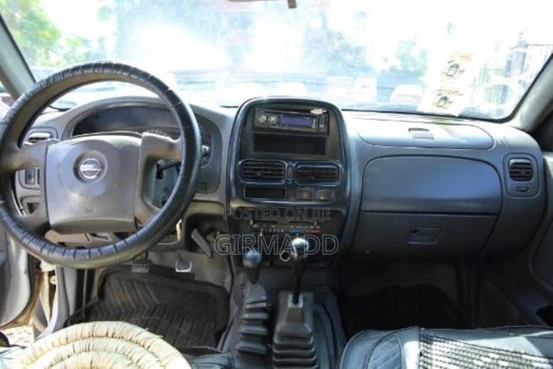 Nissan Pick-Up 2005 White