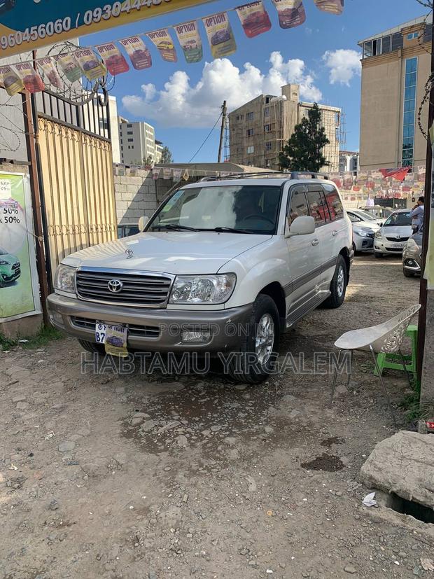 Toyota Land Cruiser 2001 White