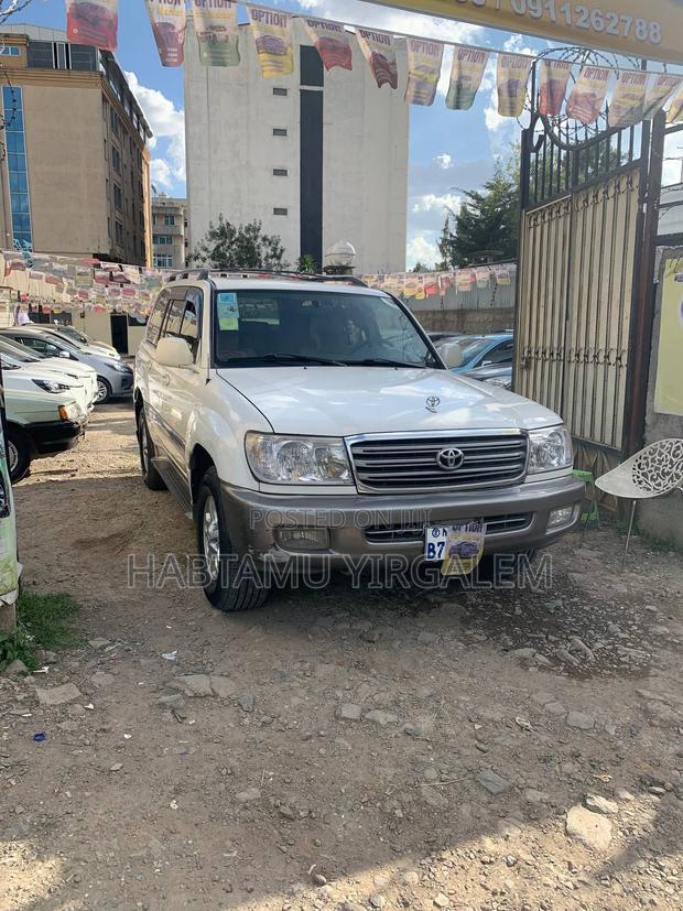 Toyota Land Cruiser 2001 White