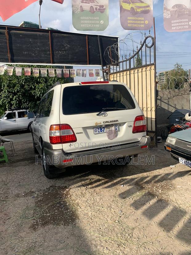 Toyota Land Cruiser 2001 White