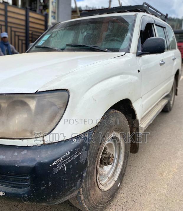 Toyota Land Cruiser 2000 White