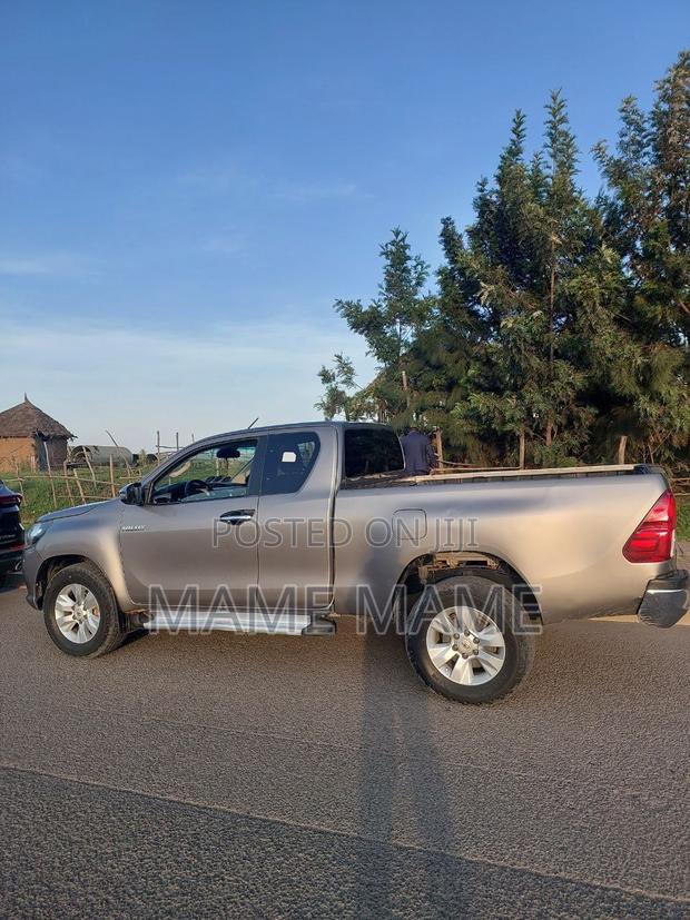 Toyota Hilux 2019 Silver