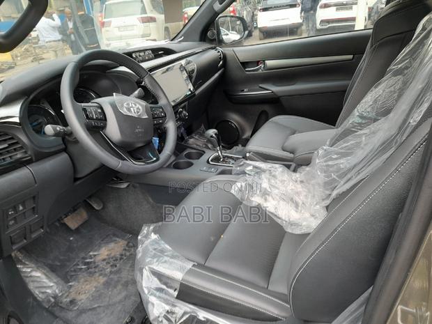 New Toyota Hilux 2024 Gray