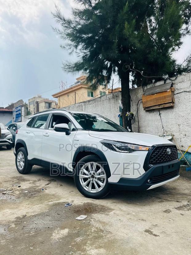 New Toyota Corolla Cross XLE 4WD 2024 White