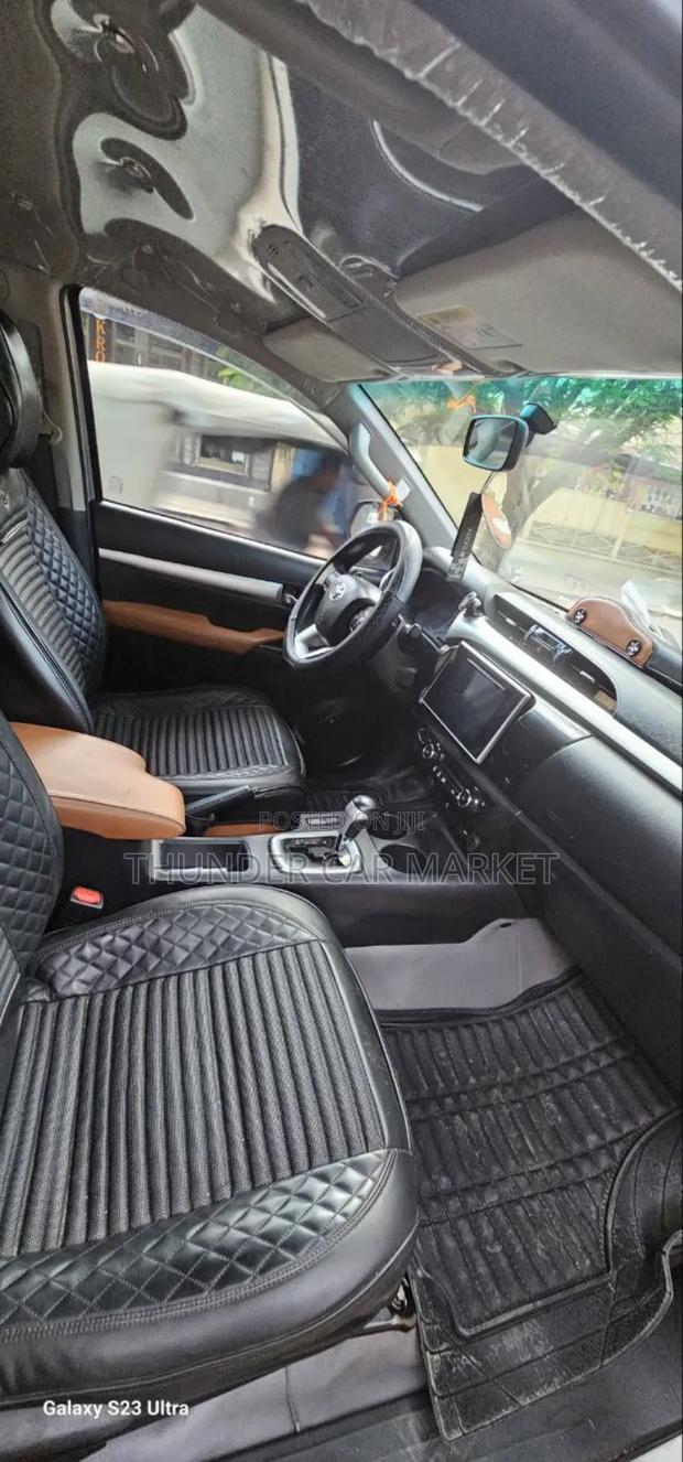 Toyota Hilux 2020 Silver