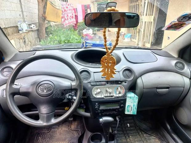 Toyota Vitz 2004 Silver