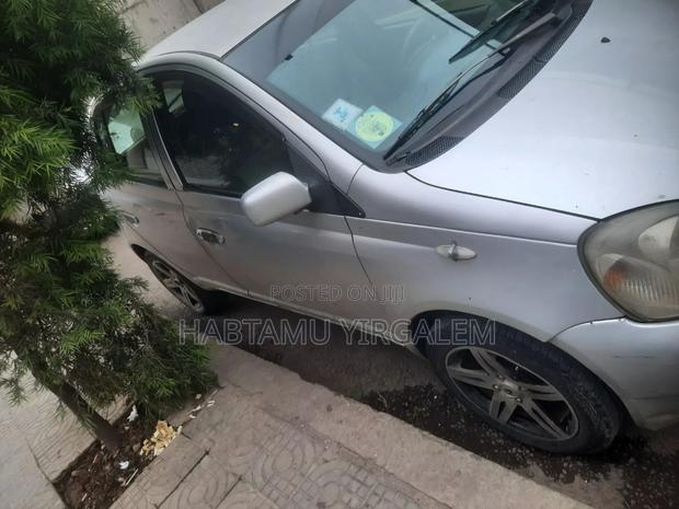 Toyota Vitz 2001 Silver