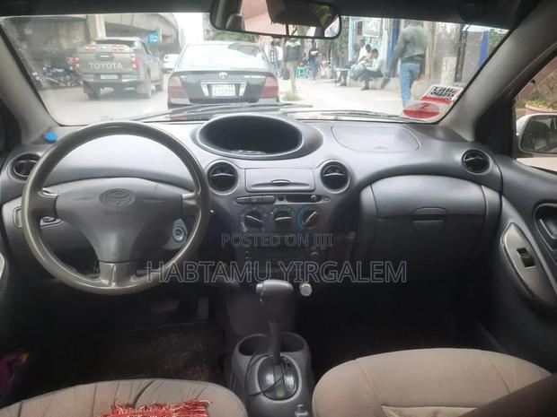 Toyota Vitz 2001 Silver