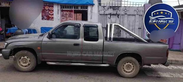 Toyota Hilux 2005 Gray