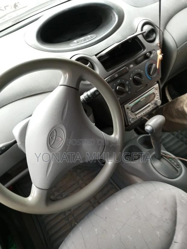 Toyota Vitz 2001 White
