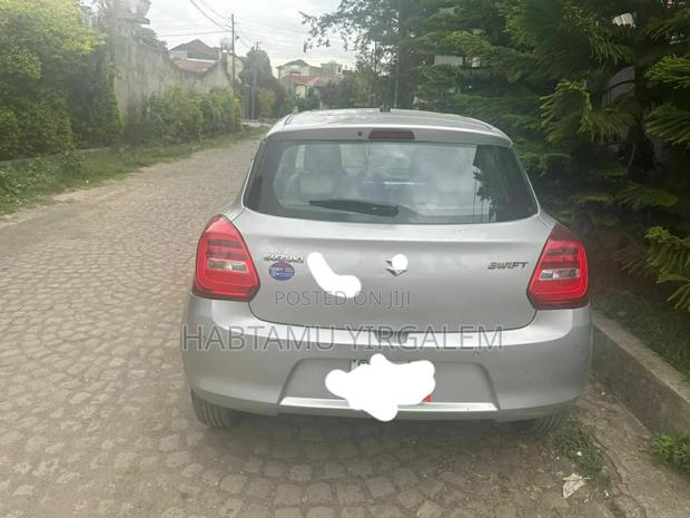 Suzuki Swift 2022 Silver