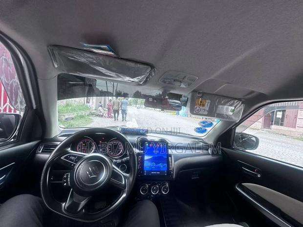 Suzuki Swift 2022 Silver