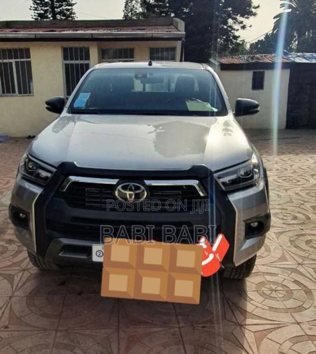 Toyota Hilux 2022 Silver