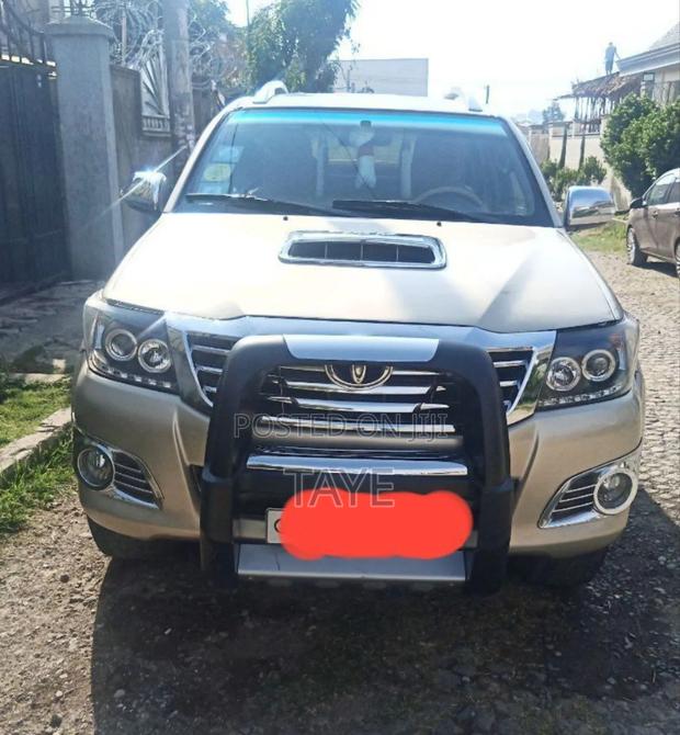 Toyota Hilux 2016 Gold