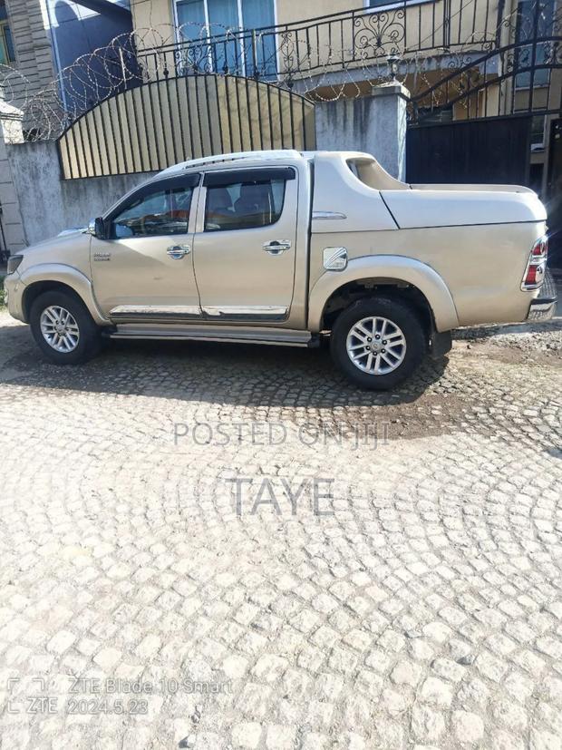 Toyota Hilux 2016 Gold