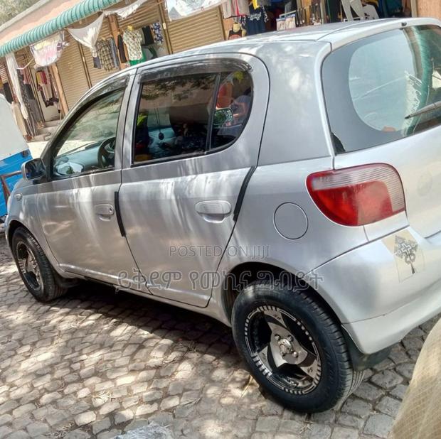 Toyota Vitz 2000 Silver