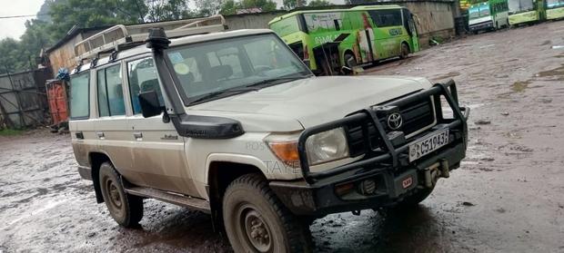 Toyota Land Cruiser 2016 White