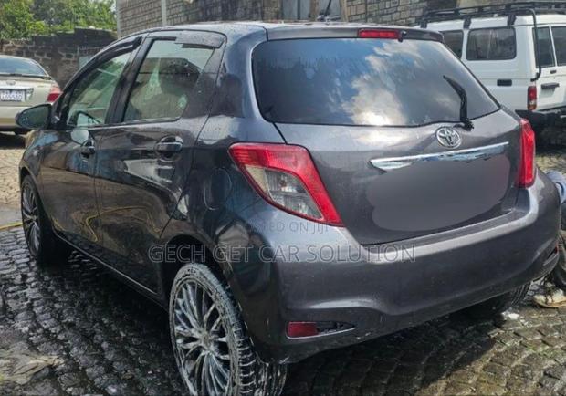 Toyota Yaris 2012 Gray