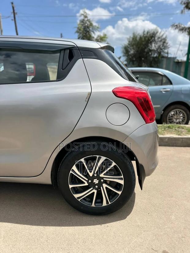 Suzuki Swift 2022 Silver