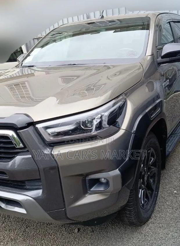 Toyota Hilux 2021 Gray