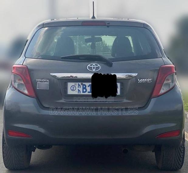 Toyota Yaris 2012 Gray