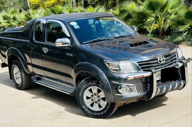 Toyota Hilux 2014 Gray