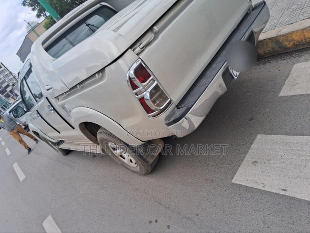 Toyota Hilux 2013 Gold